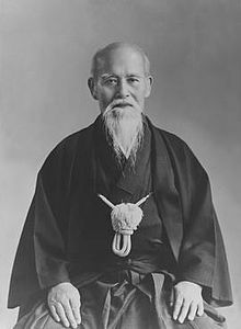 En esta imagen aparece Moriheo Ueshiba, creador del Aikido, arte marcial de la paz. 
